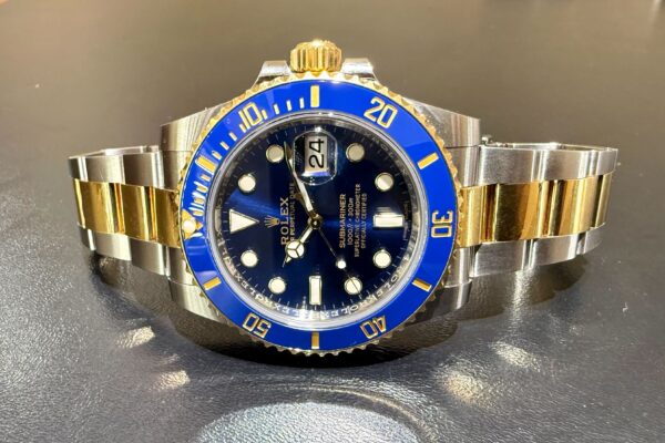 現行にはない金のレター色　¥ 2,199,900-込 （2025.10.9現在）