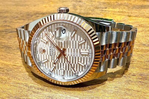 溢れ出る高級感　¥ 2,599,900-込 （2025.10.13現在）